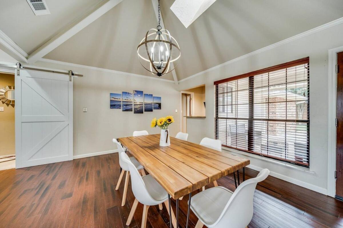 Stunning Gables House Basketball Court Holiday home