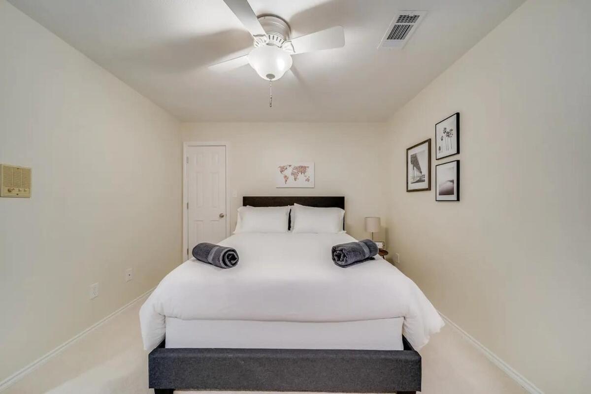 Stunning Gables House Basketball Court Holiday home Dallas