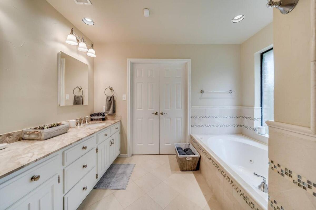 Stunning Gables House Basketball Court Holiday home Dallas