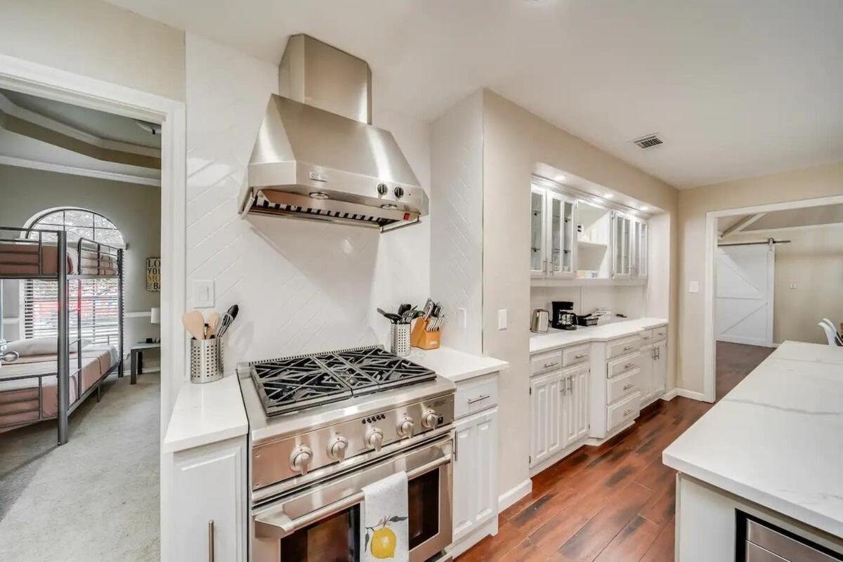 Stunning Gables House Basketball Court Holiday home Dallas