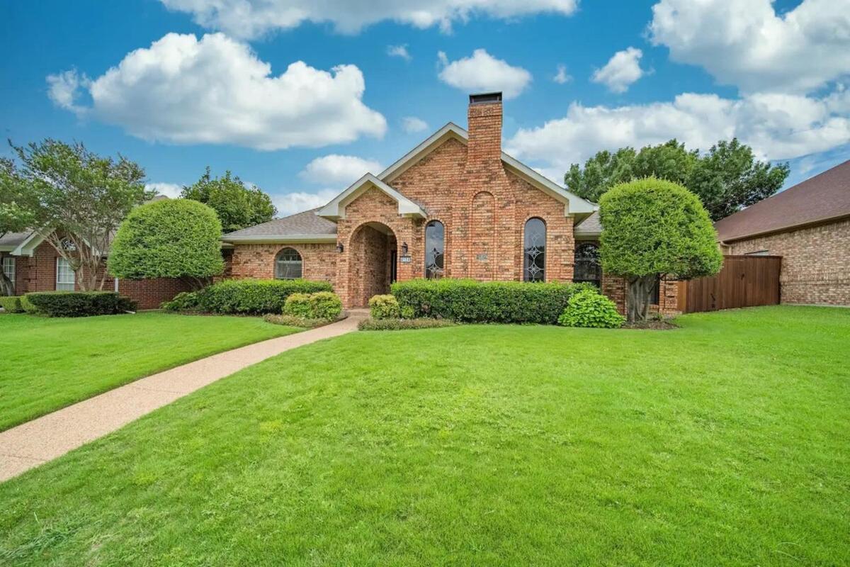 Stunning Gables House Basketball Court * Dallas