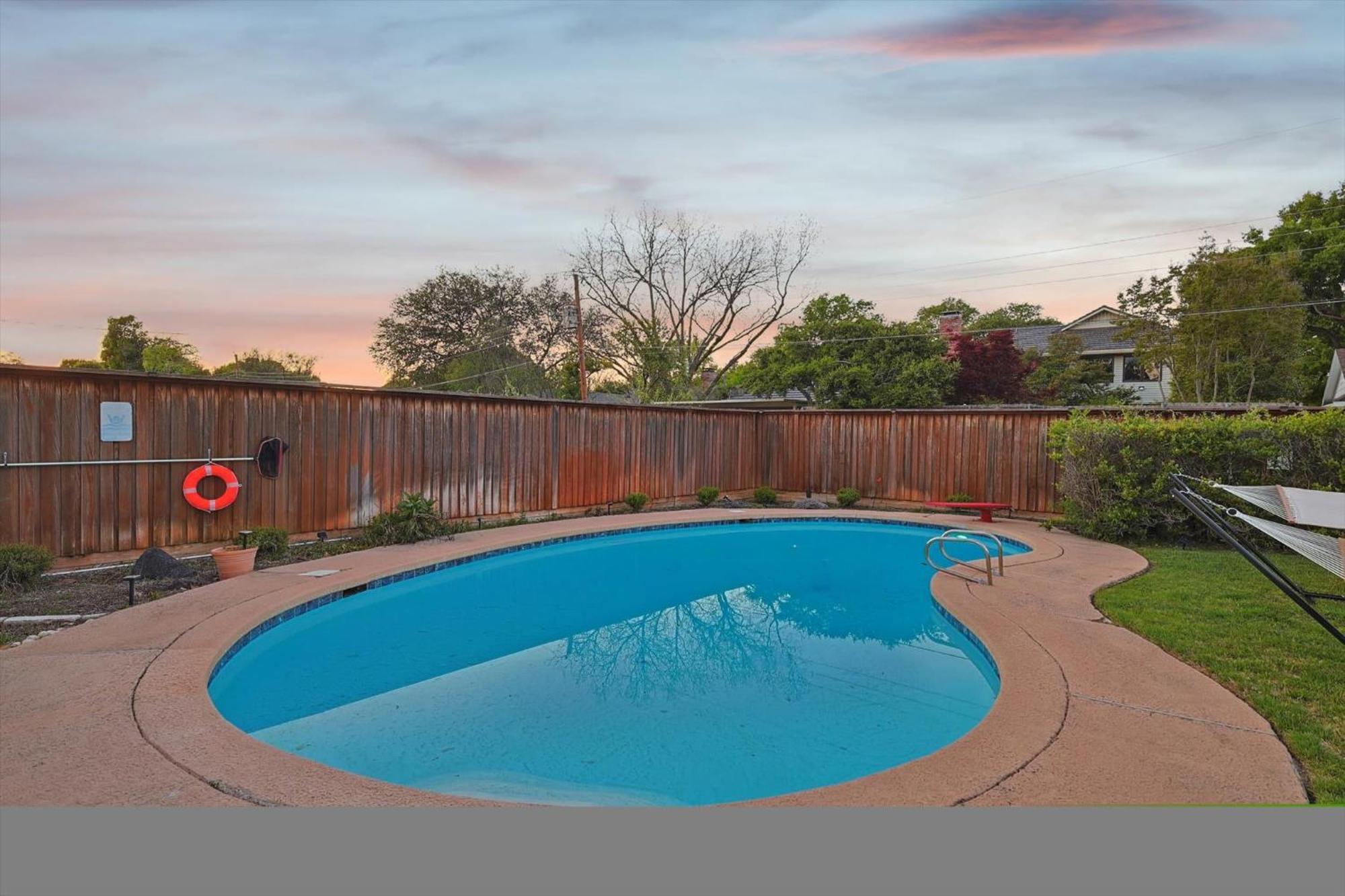 Spectacular 6br 2,5ba With Pool Holiday home Dallas
