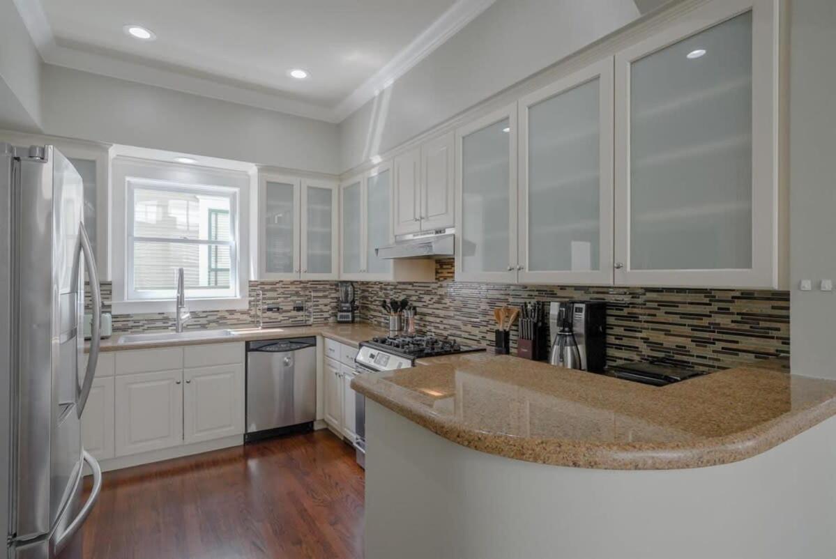 Upscale Uptown Estate In Heart Of