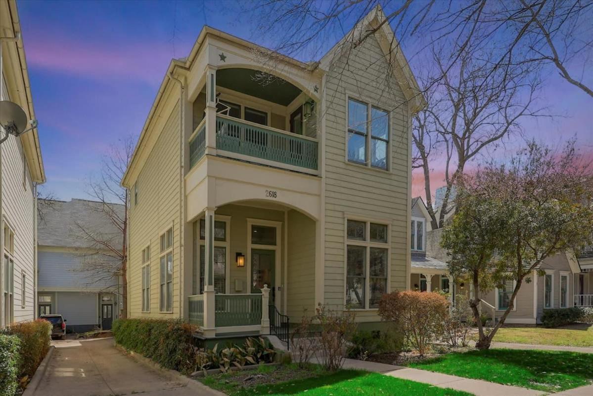 Upscale Uptown Estate In Heart Of Holiday home