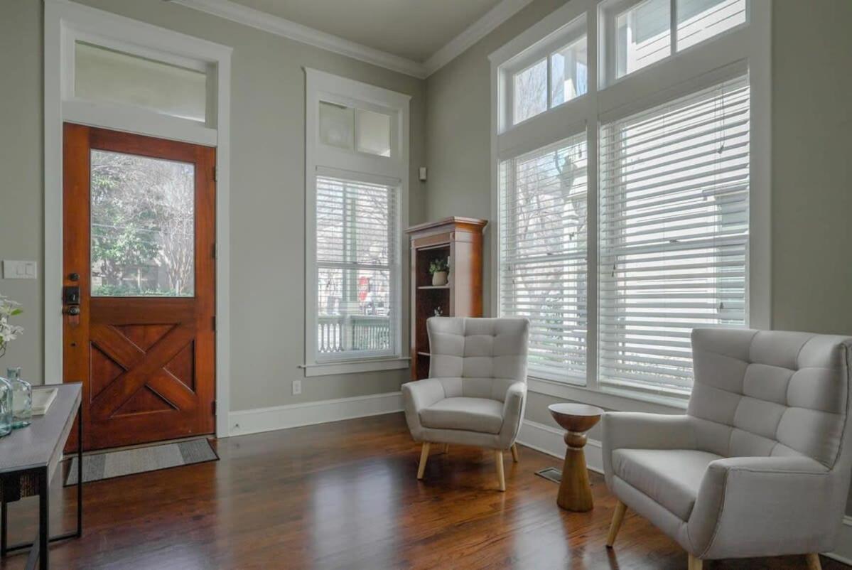 Upscale Uptown Estate In Heart Of