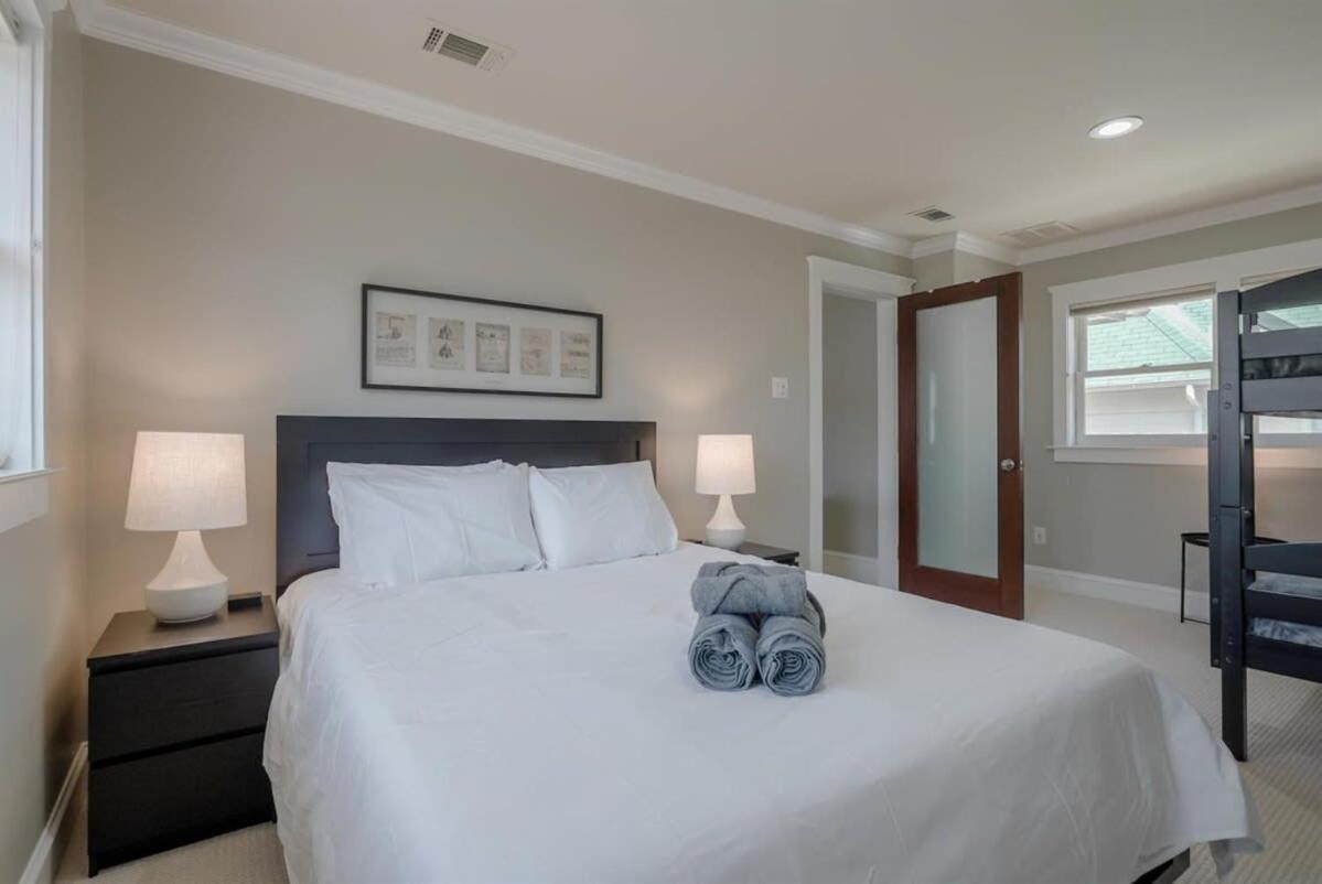 Upscale Uptown Estate In Heart Of *