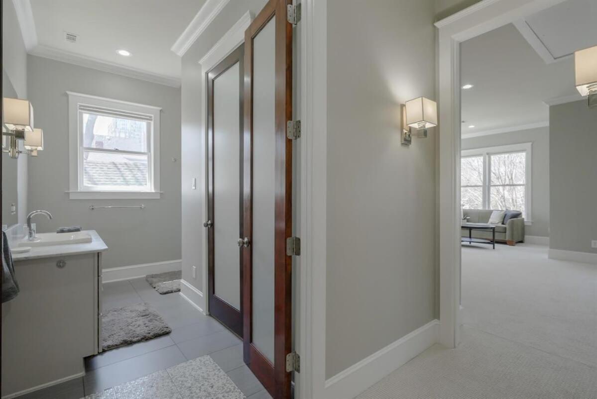 Upscale Uptown Estate In Heart Of * Dallas