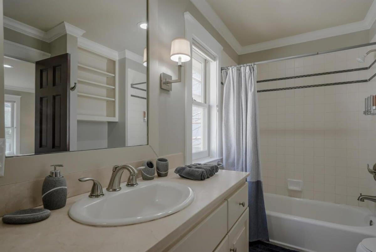 Upscale Uptown Estate In Heart Of