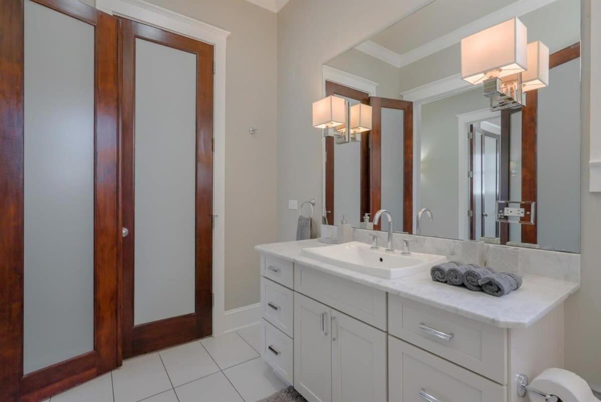 Upscale Uptown Estate In Heart Of Holiday home