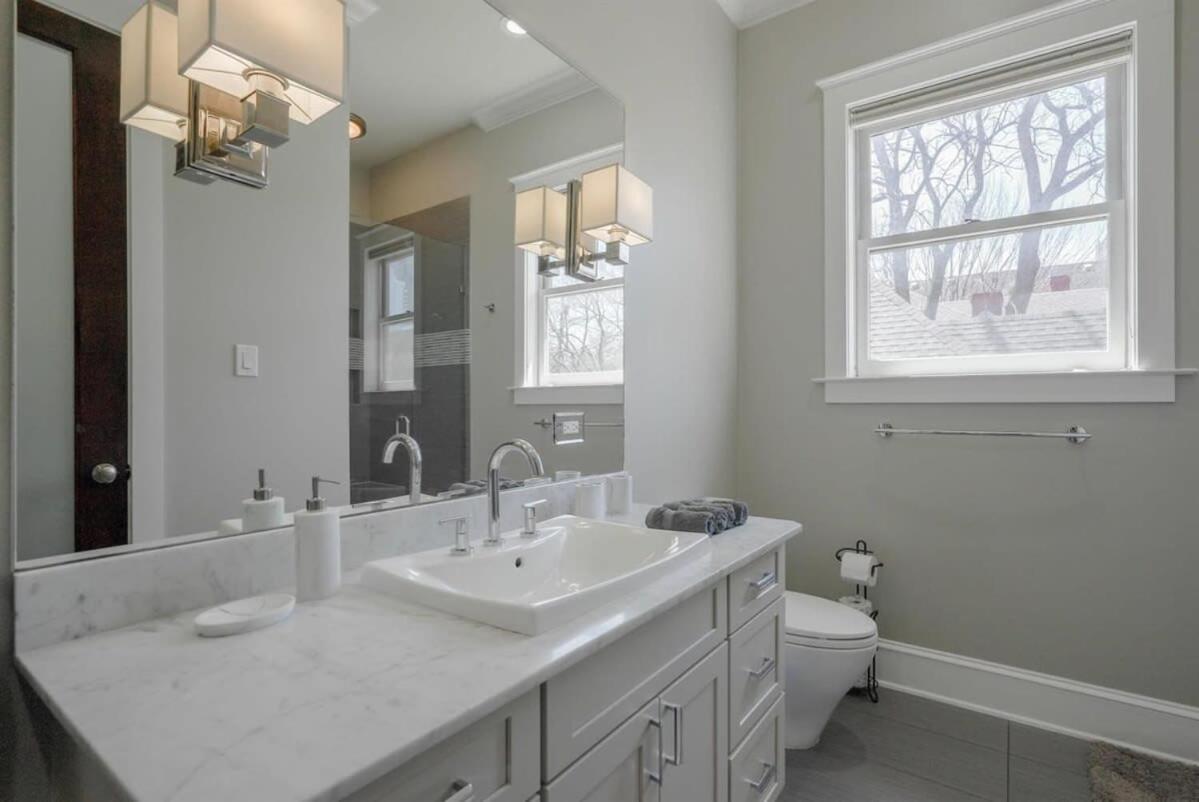 Upscale Uptown Estate In Heart Of