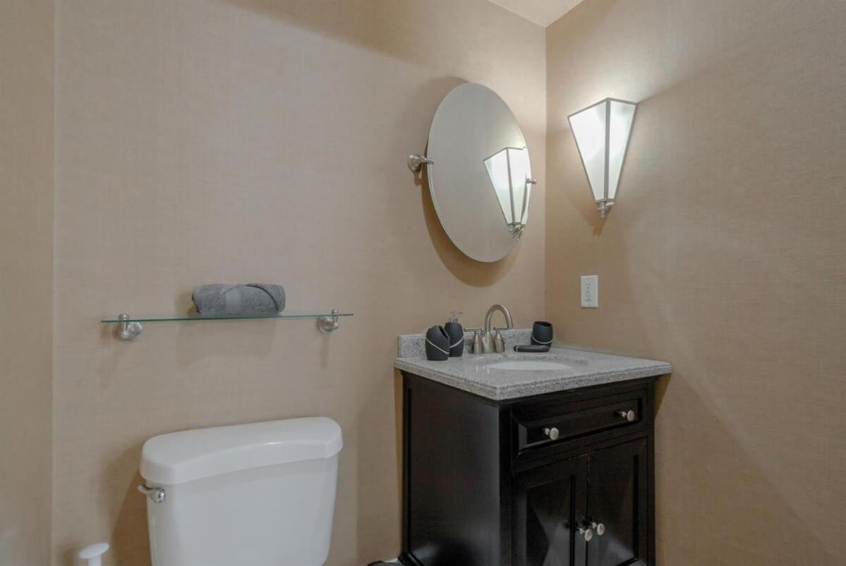 Upscale Uptown Estate In Heart Of *