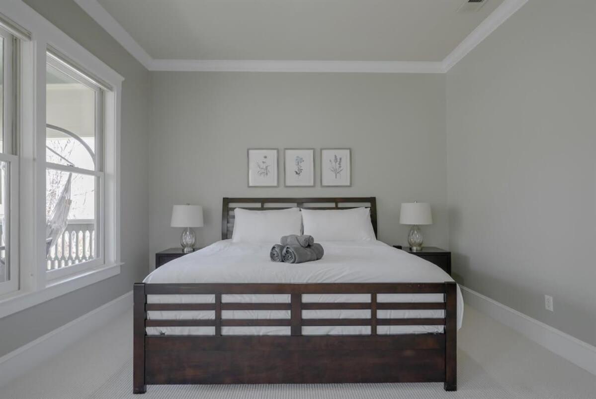Upscale Uptown Estate In Heart Of