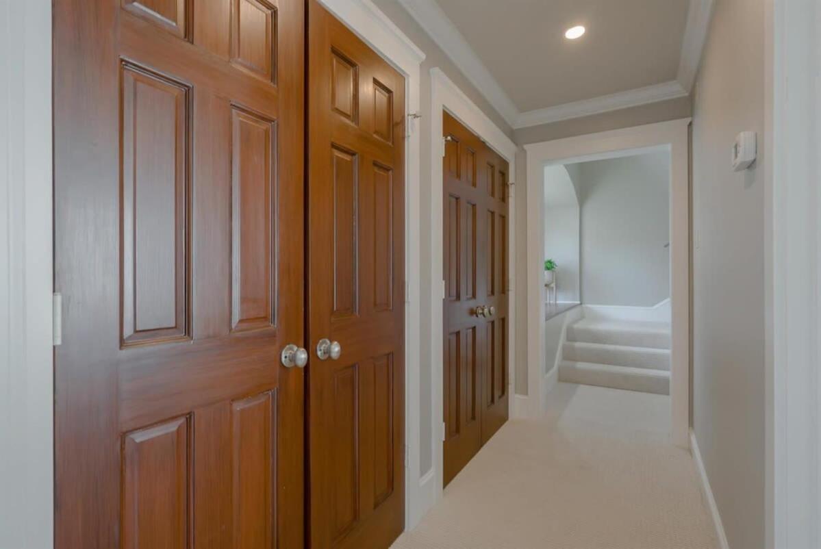 Upscale Uptown Estate In Heart Of