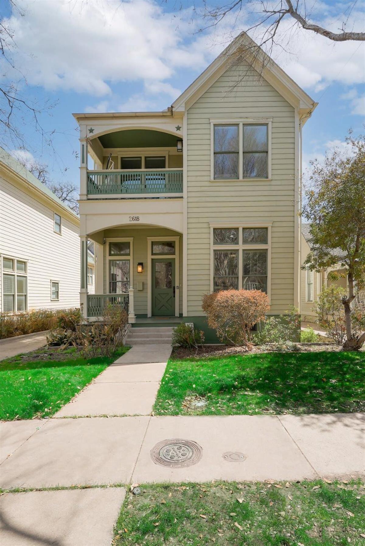 Upscale Uptown Estate In Heart Of *
