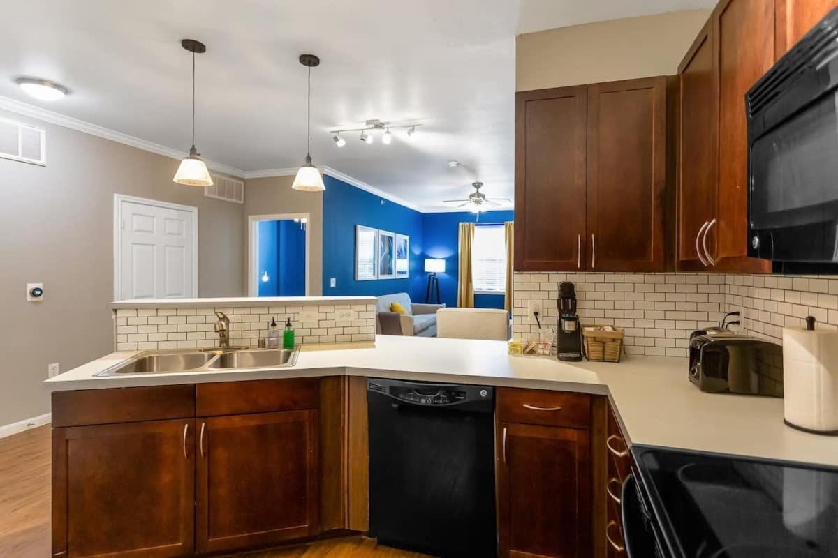 Trendy Place To In Downtown Next To Convention Center Apartment