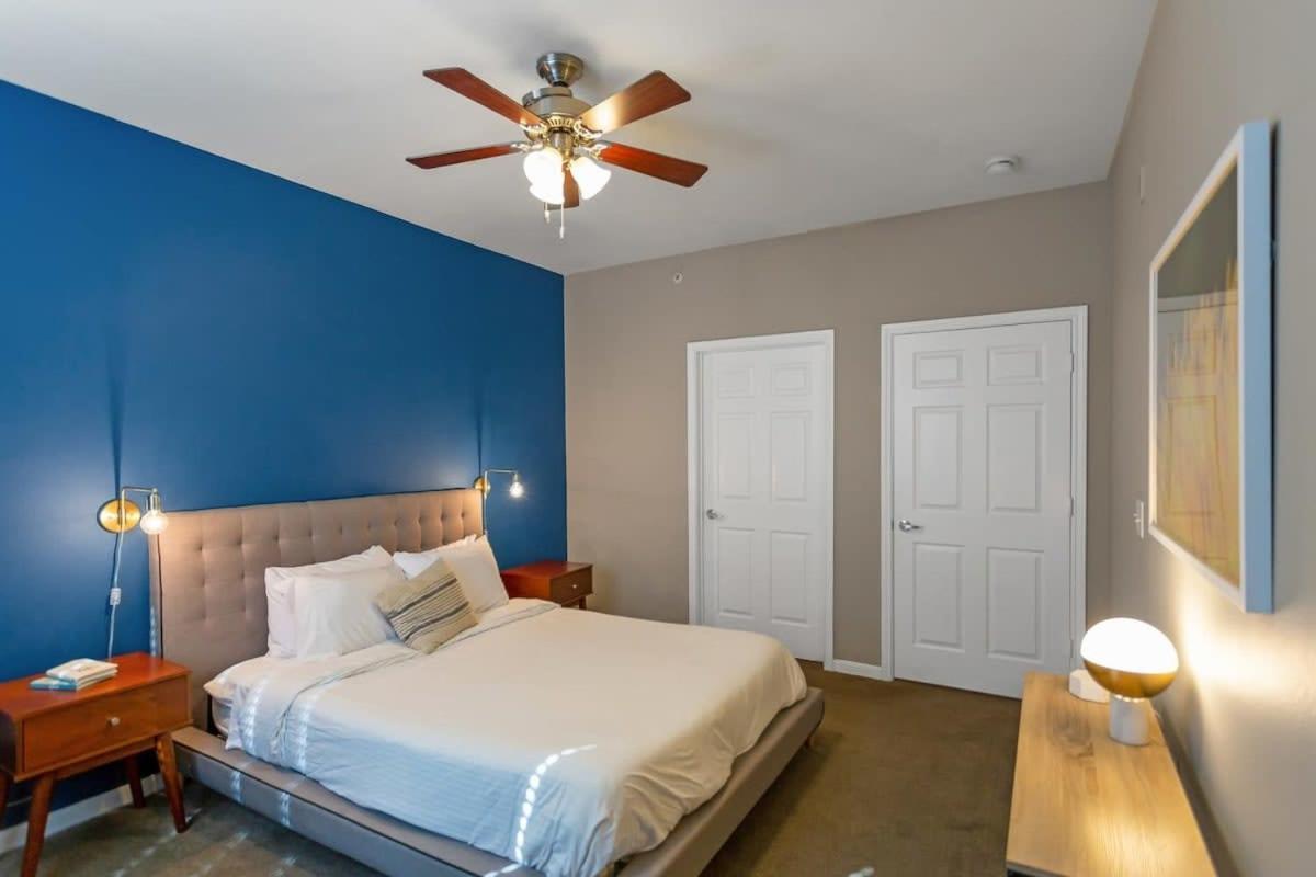 Trendy Place To In Downtown Next To Convention Center Apartment