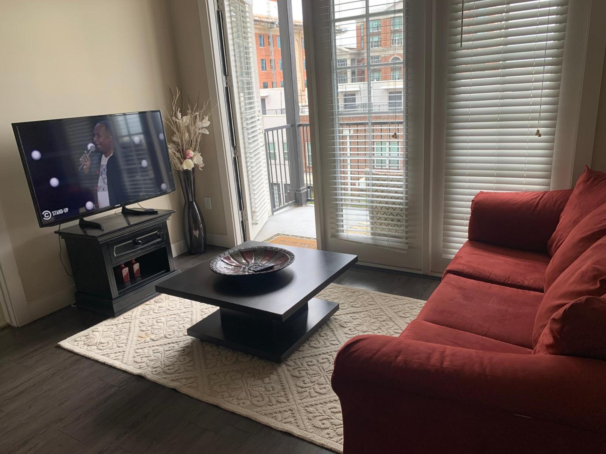 Your 1br And Lr Away From * Dallas