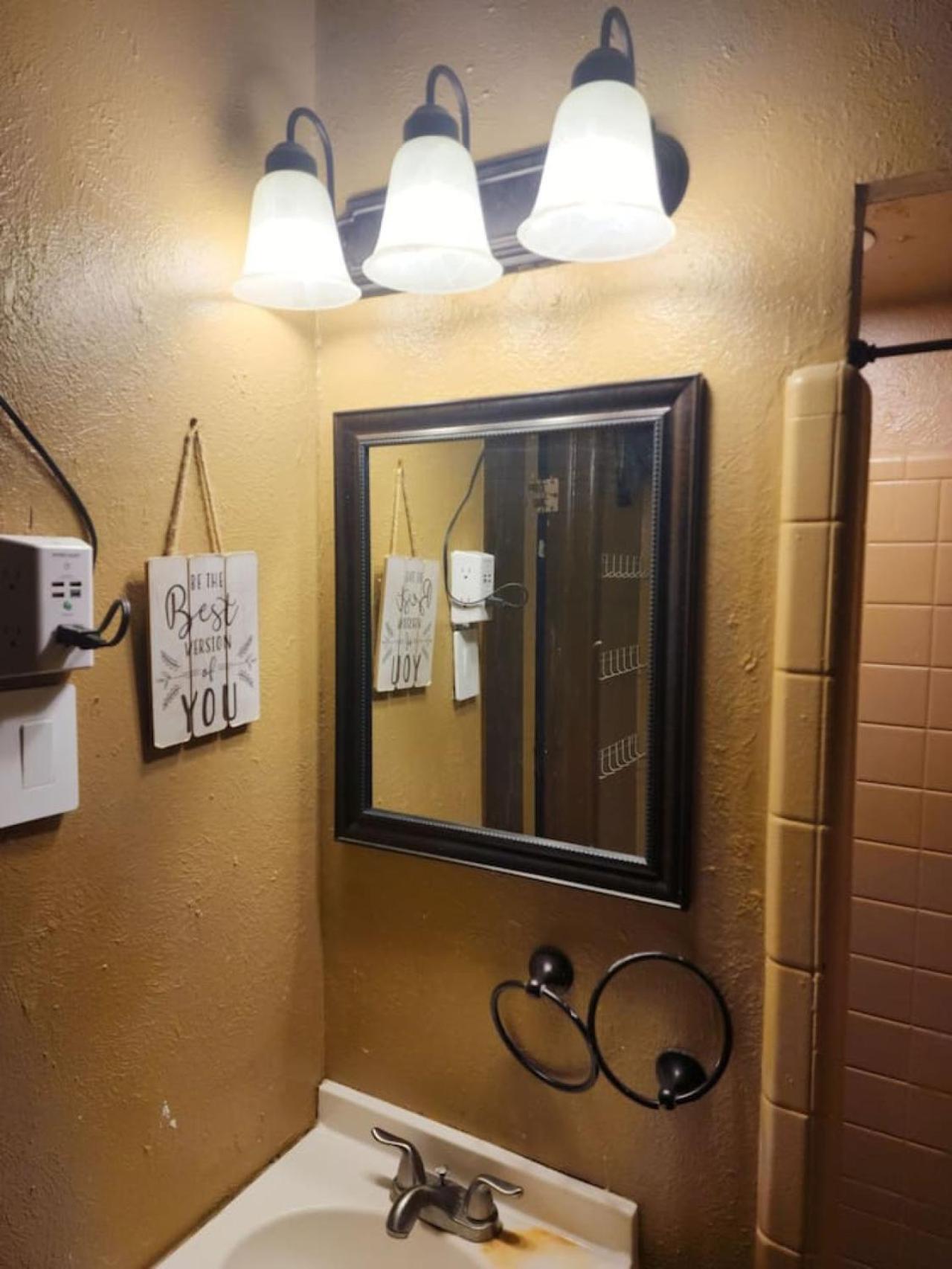Comfy Spacious Private 1 With Attached Bath *