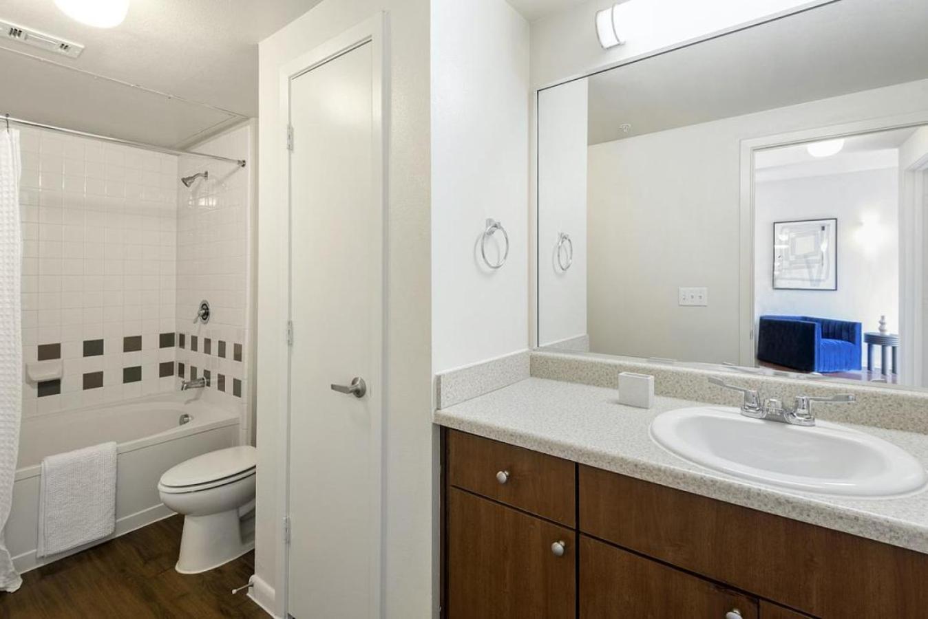 Apartment Landing At Magnolia At West Lemmon - In Park Cities Dallas