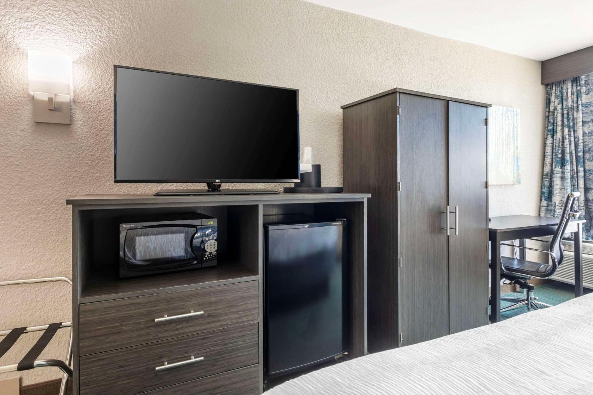 Inn Comfort North Field Airport 4*