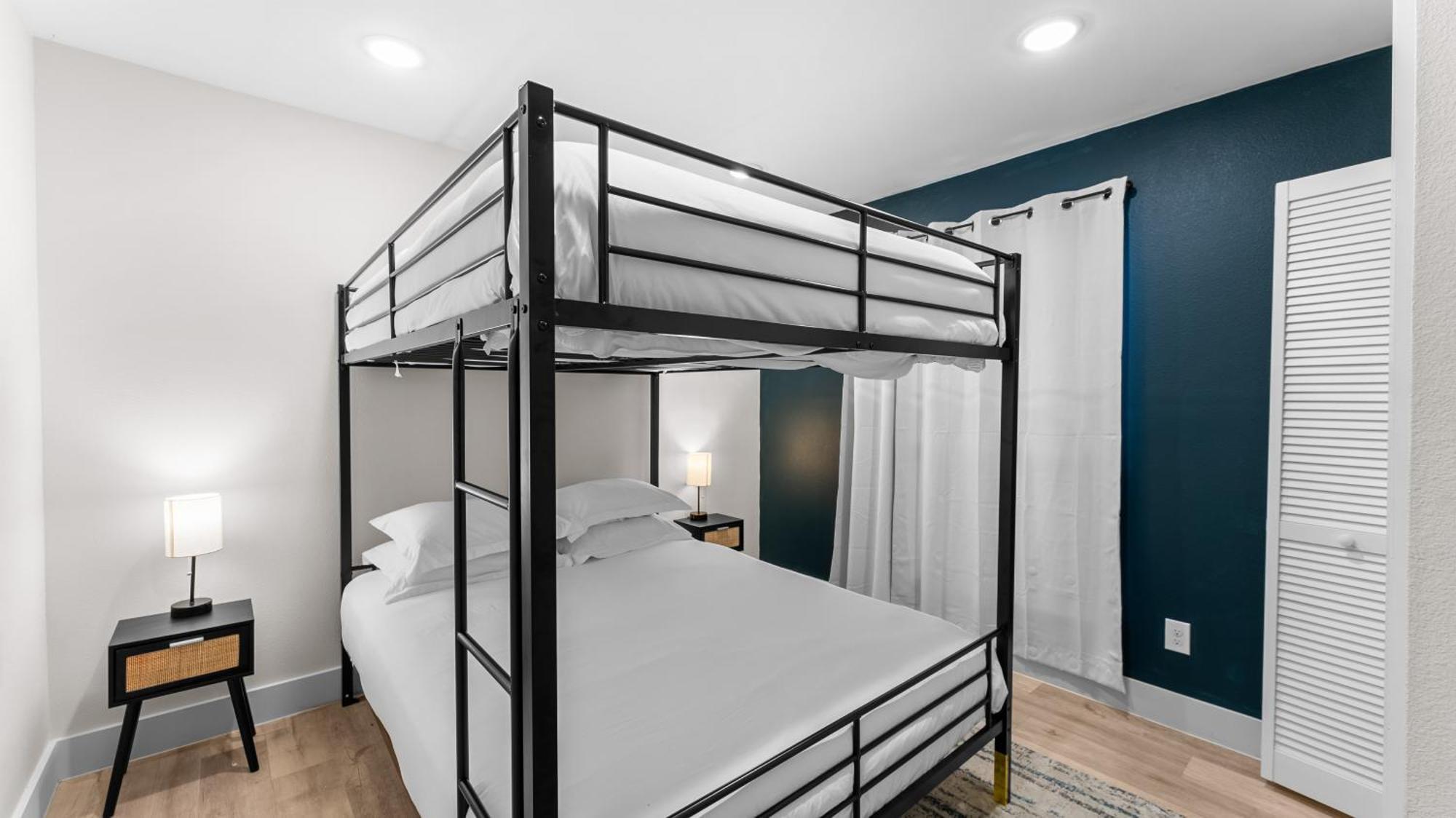 Stylish 2 Bed 1 Mile To Downtown Free Parking *