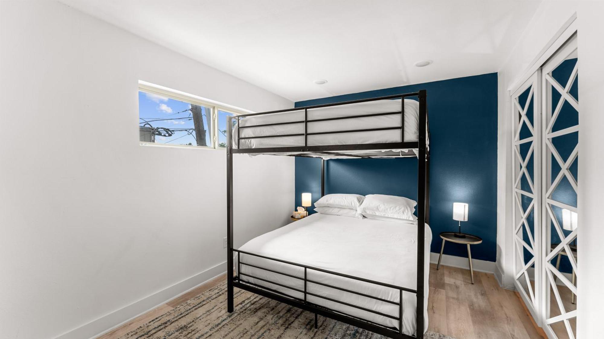 Stunning In Downton 2 Br/1 Bath Apartment *