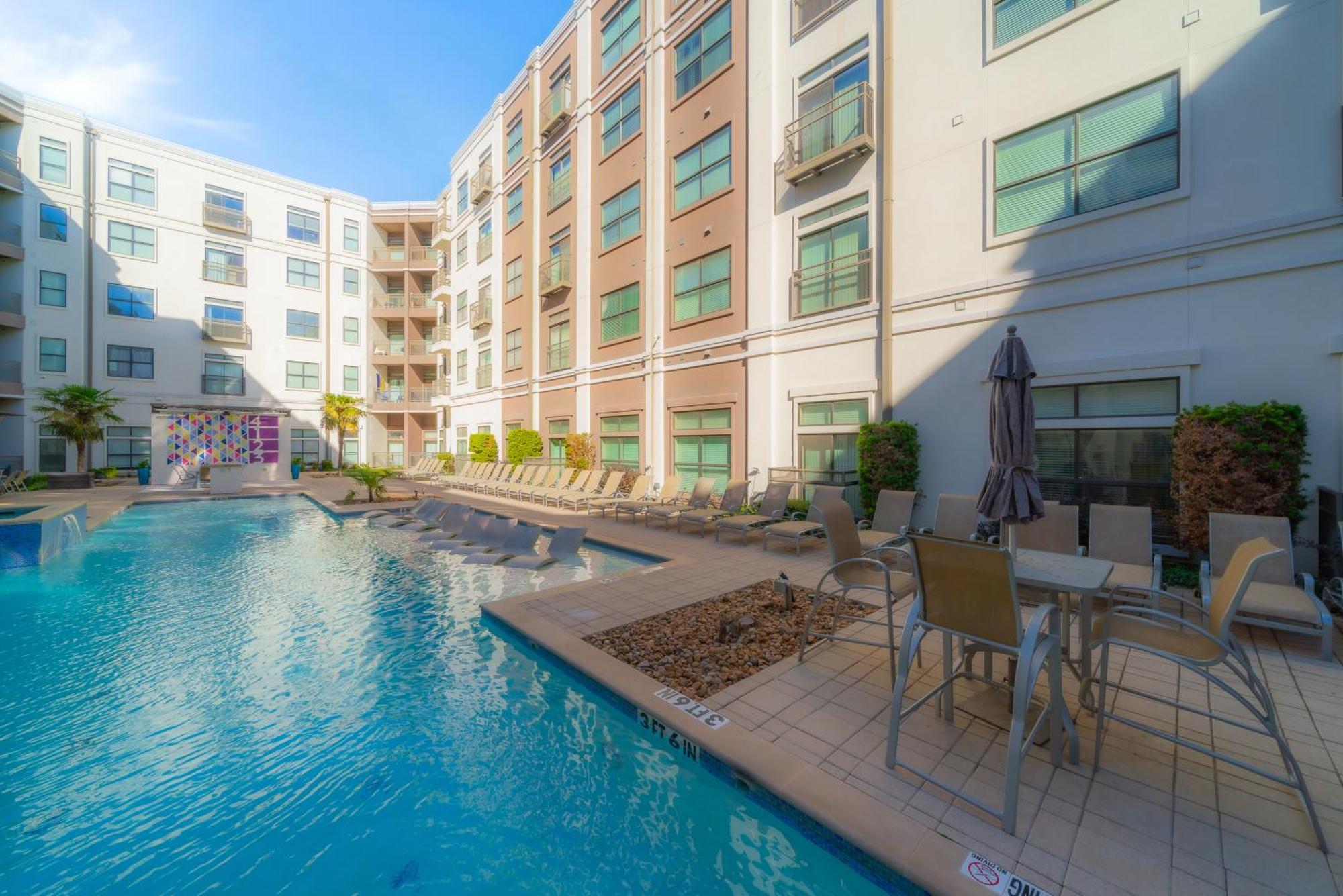 Cs 2428 Modern Suite, Pool, Gym, Parking Apartment *
