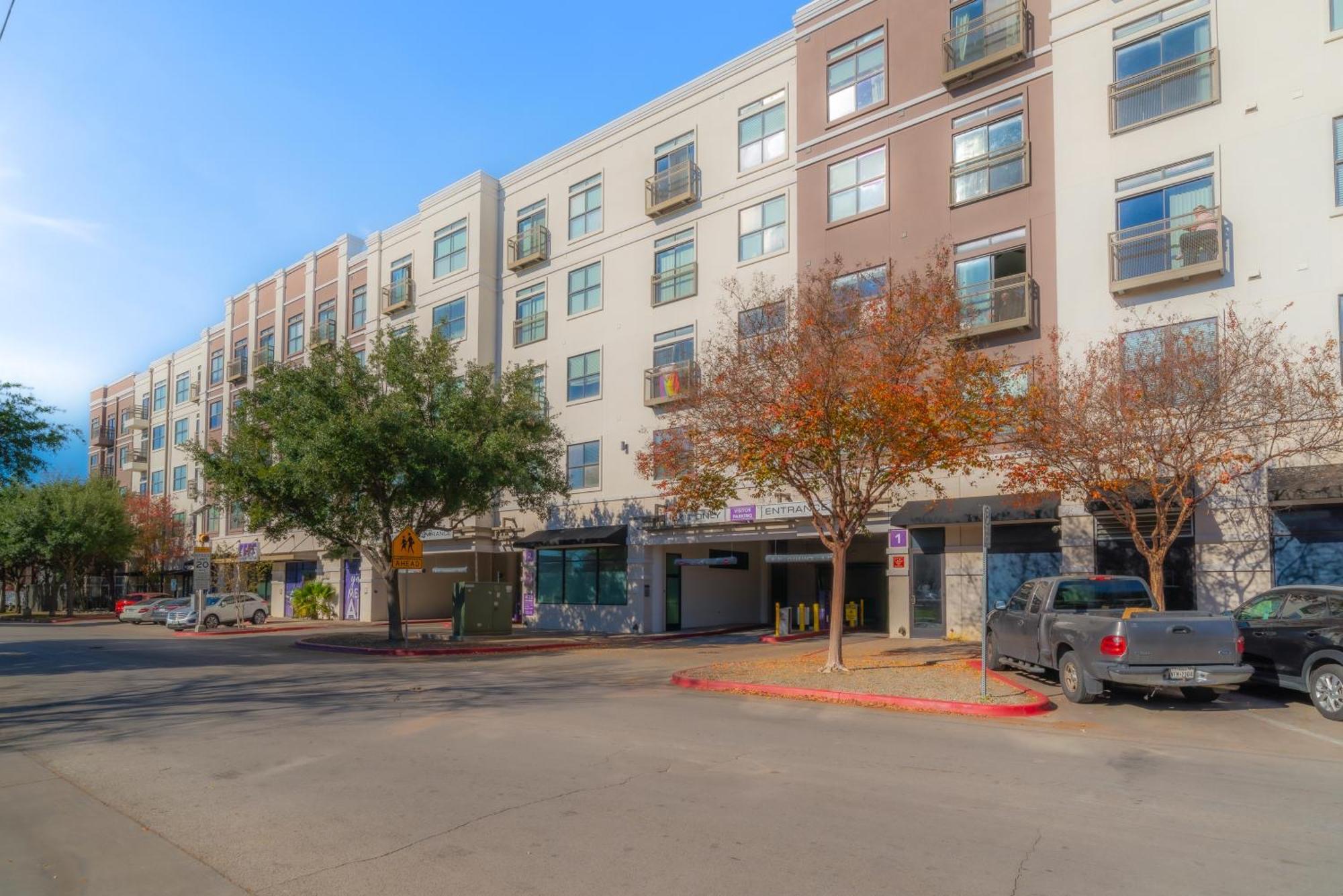 Cs 2428 Modern Suite, Pool, Gym, Parking Apartment