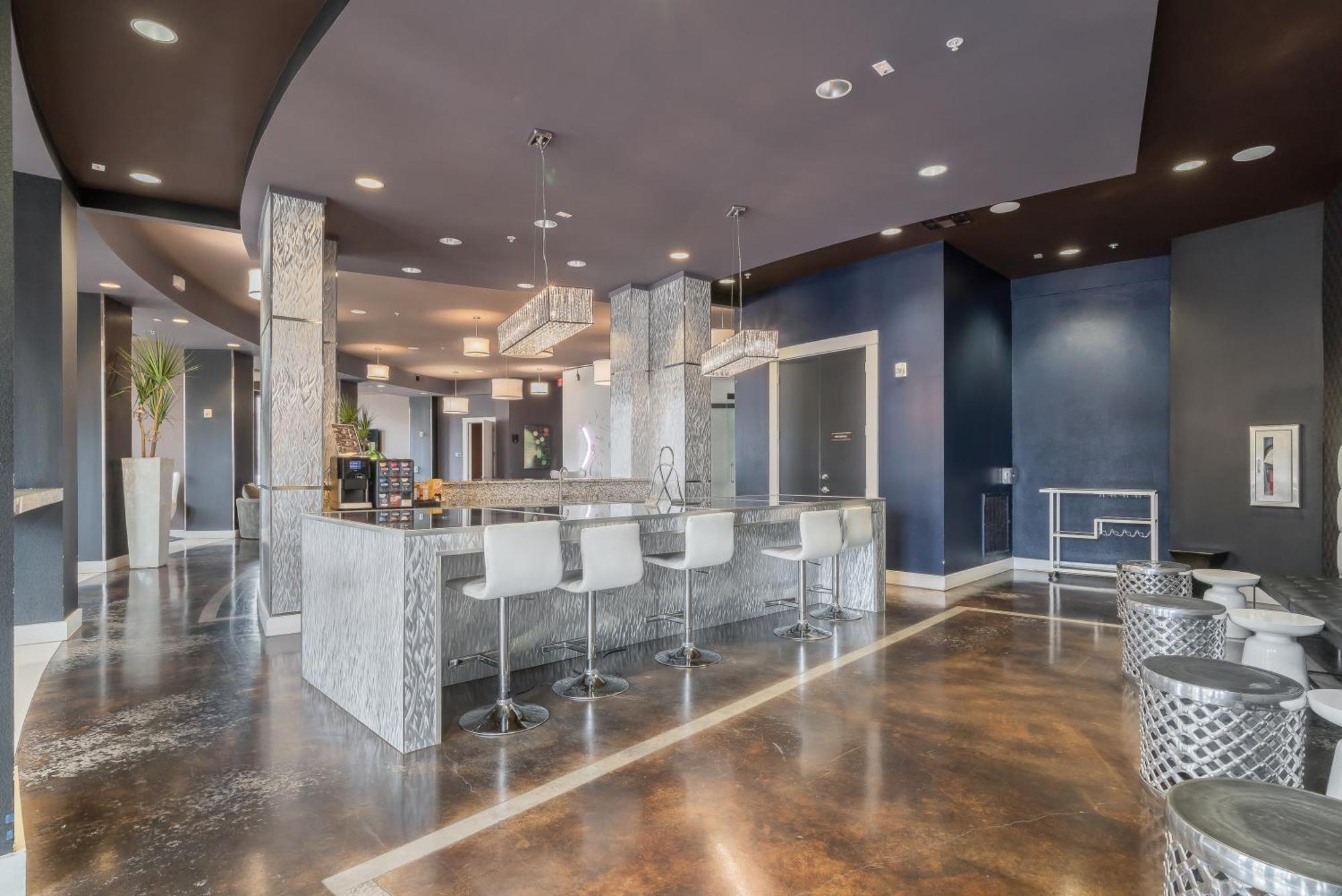 Park West 202 Uptown Haven, Pool, Gym, Parking Apartment *