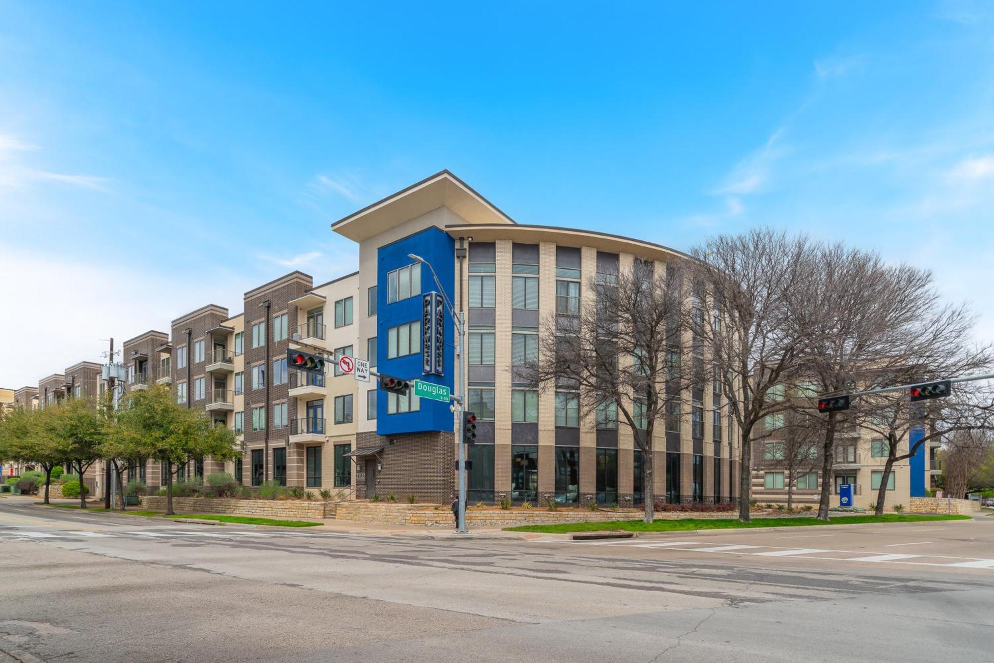Apartment Park West 202 Uptown Haven, Pool, Gym, Parking *