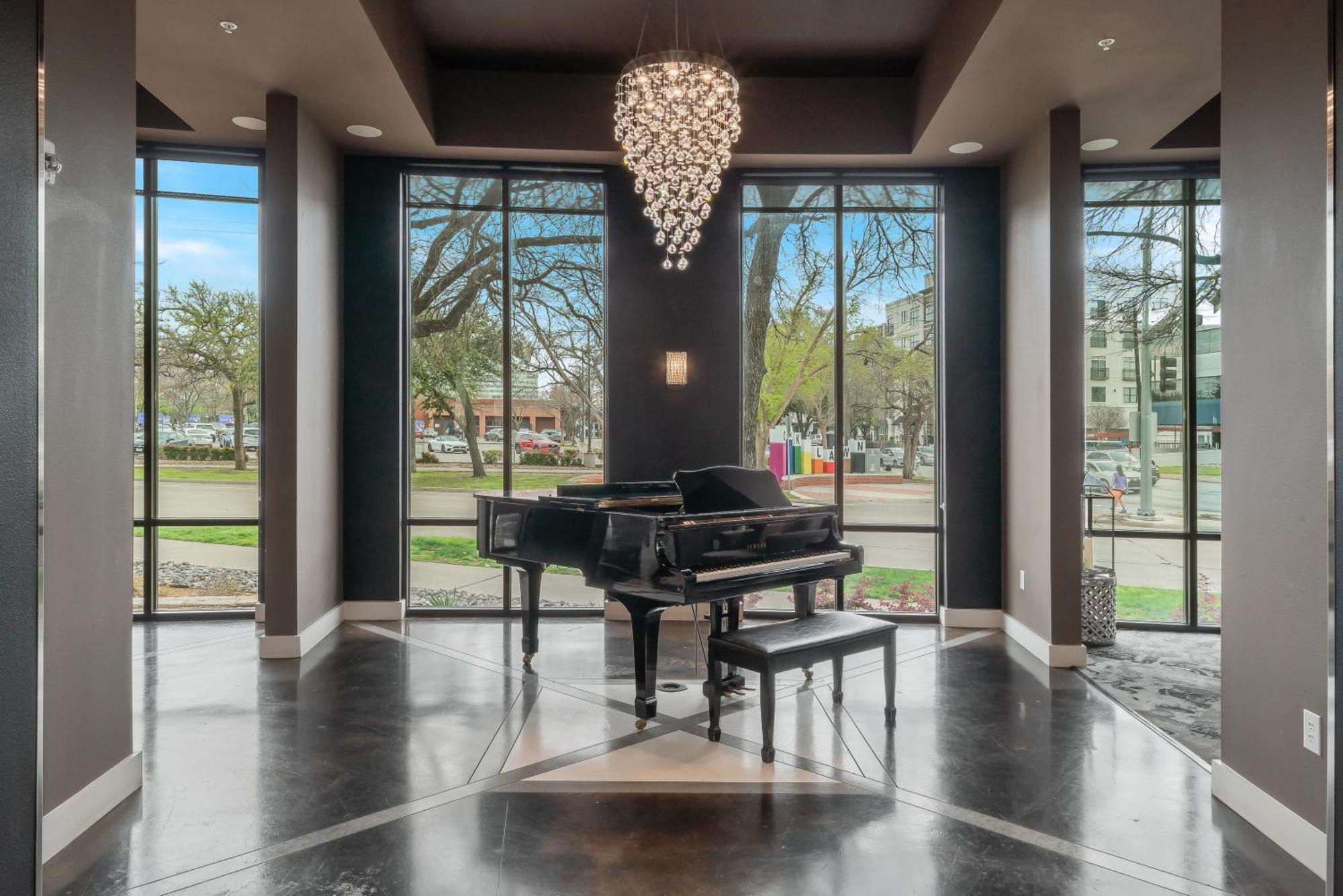 Park West 202 Uptown Haven, Pool, Gym, Parking Apartment Dallas