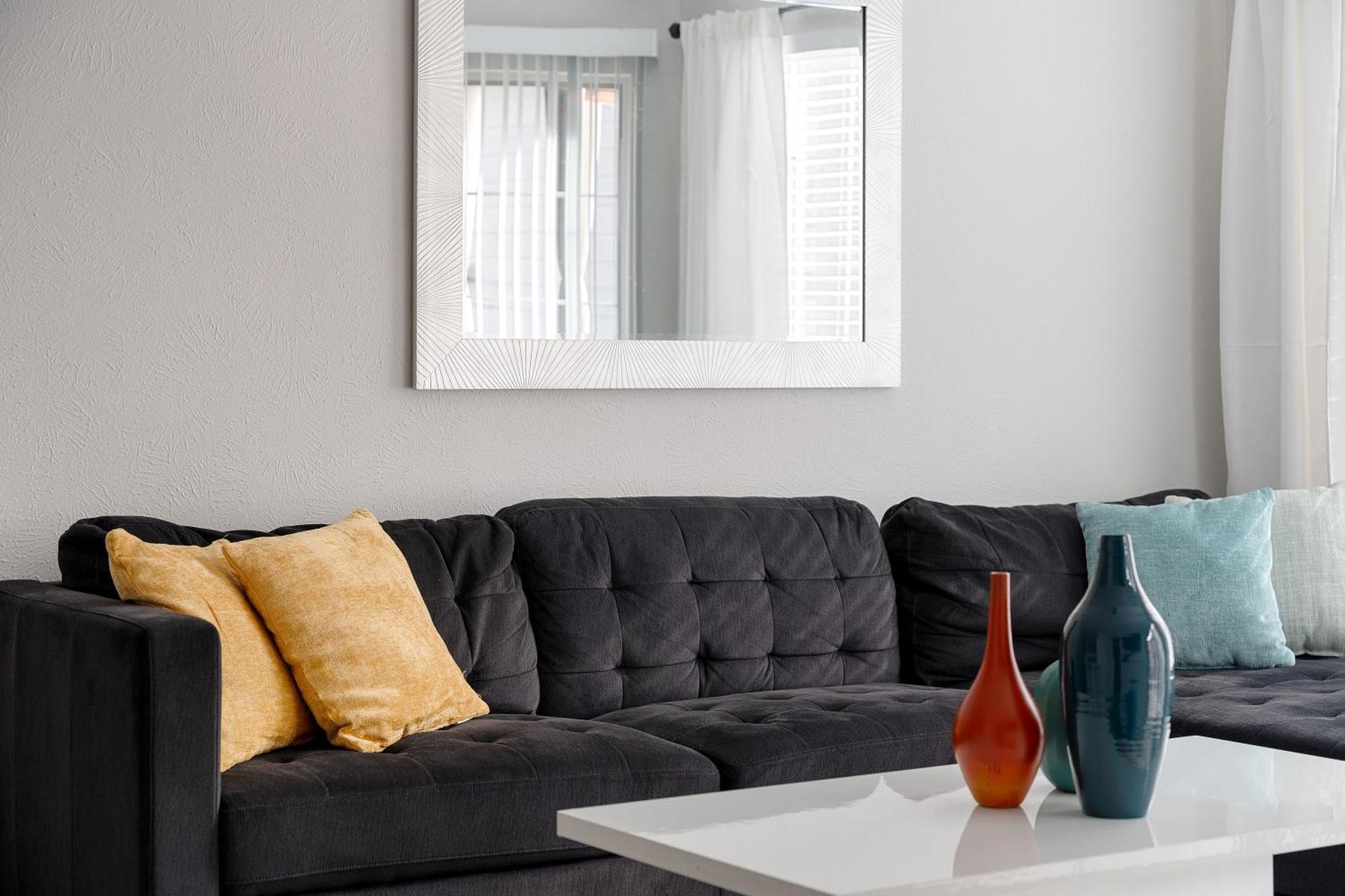 Newly Remodeled, Modern And Cozy Apartment *