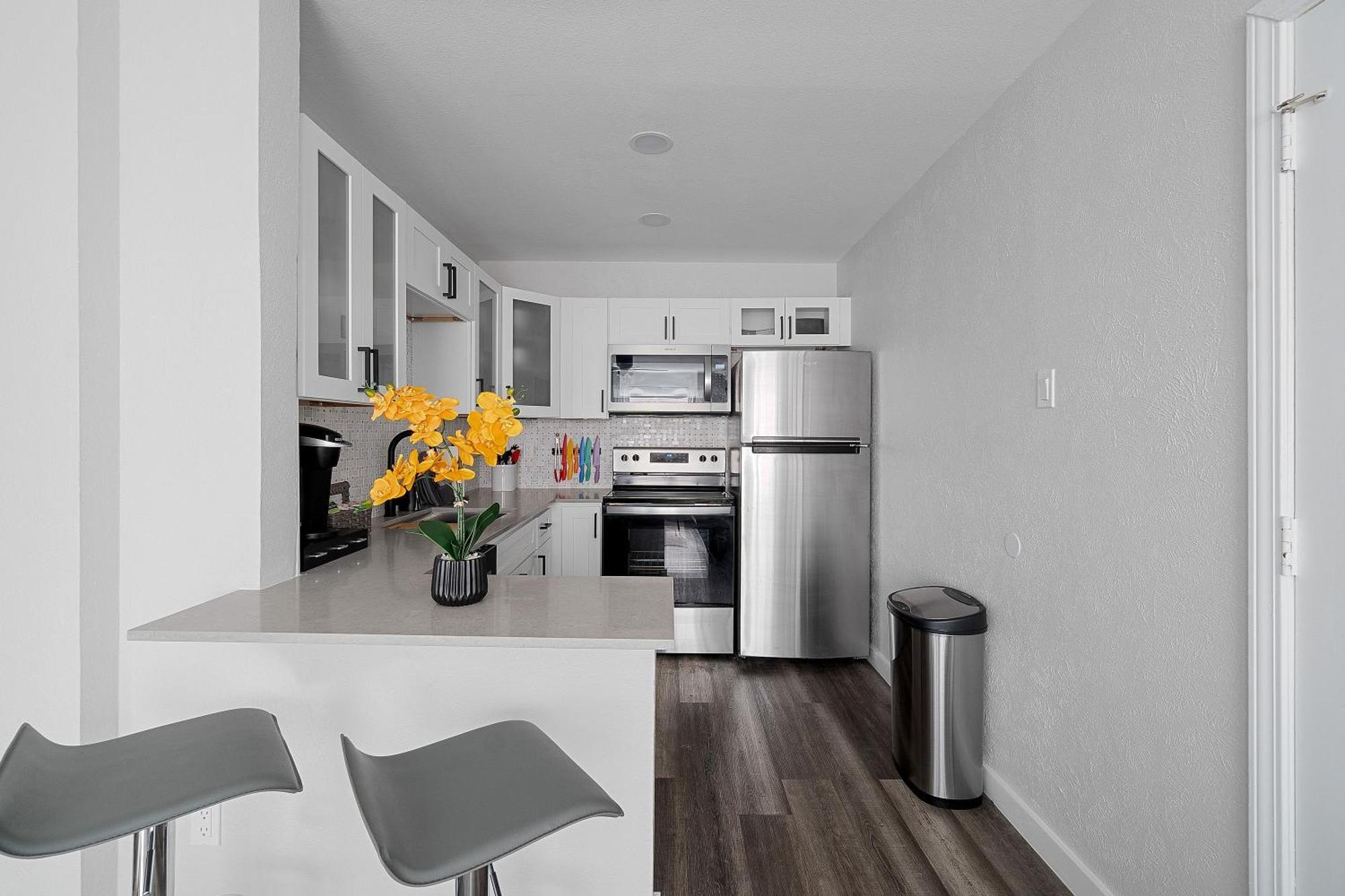 Newly Remodeled, Modern And Cozy Apartment