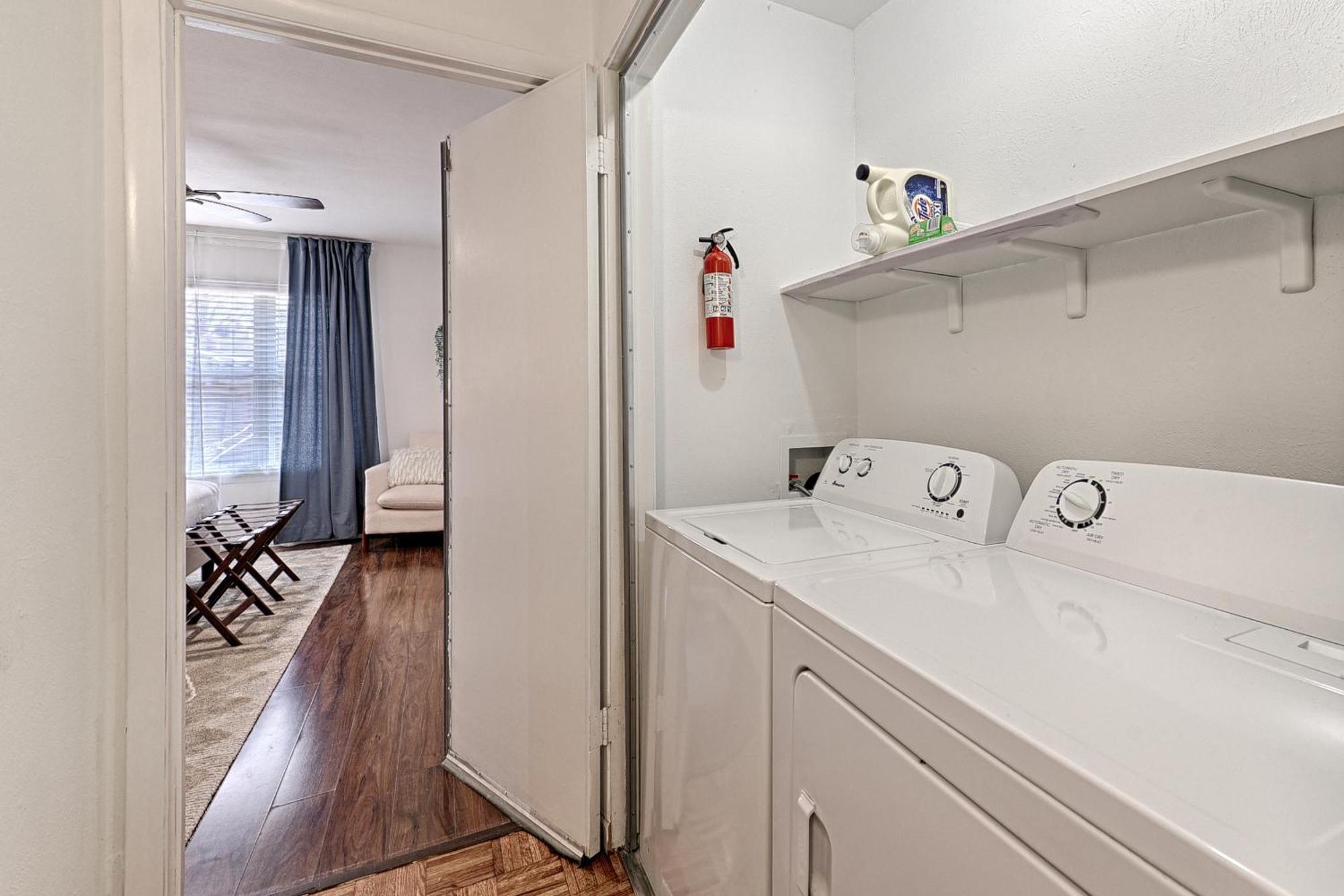 Holiday home ༄entire Townhome༄2b/2ba/2parking༄ Backyard Dallas