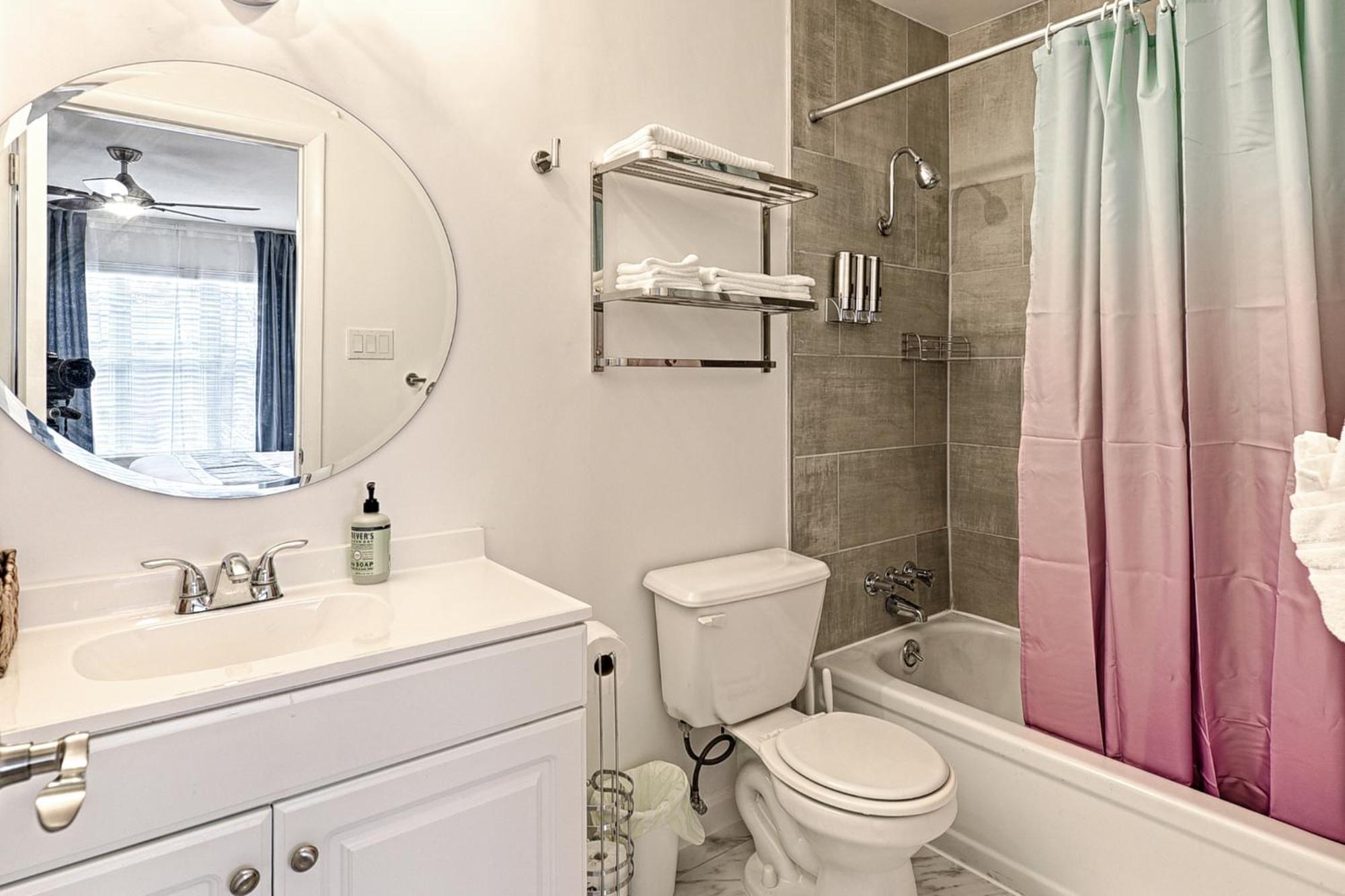 Holiday home ༄entire Townhome༄2b/2ba/2parking༄ Backyard *