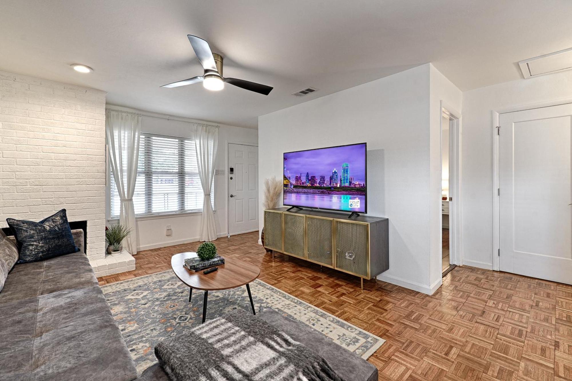 ༄entire Townhome༄2b/2ba/2parking༄ Backyard Holiday home Dallas