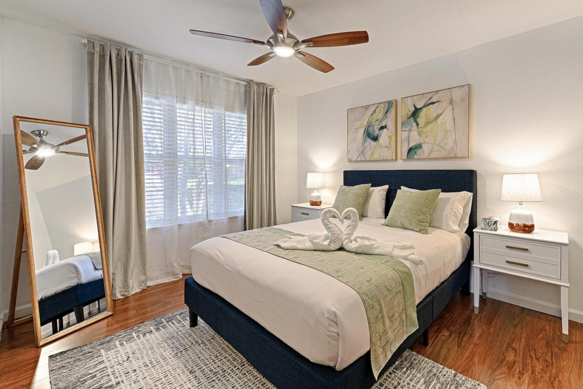 Holiday home ༄entire Townhome༄2b/2ba/2parking༄ Backyard Dallas