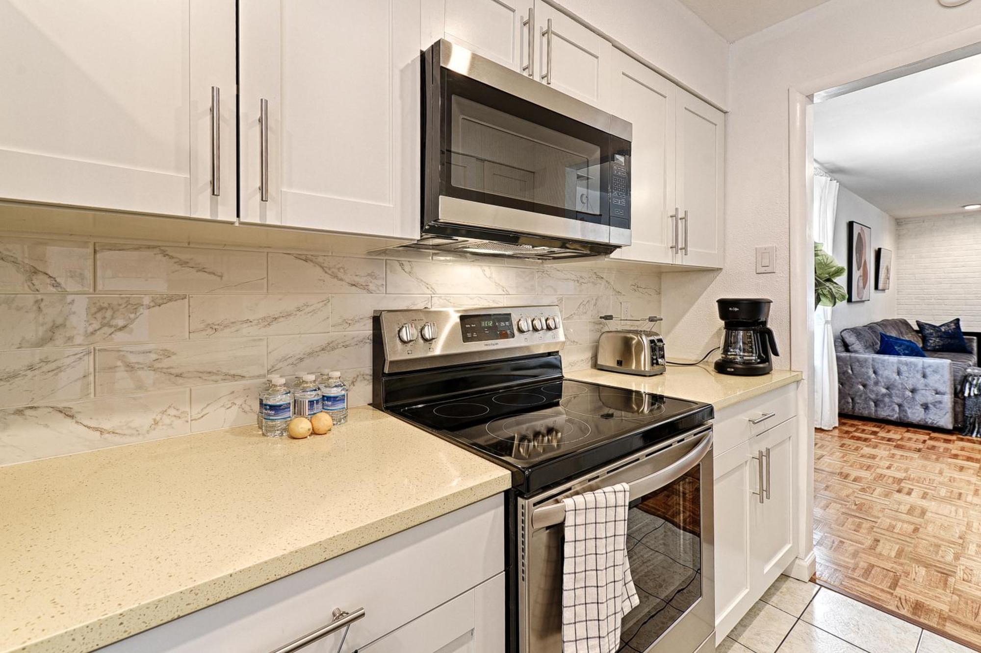 Holiday home ༄entire Townhome༄2b/2ba/2parking༄ Backyard *