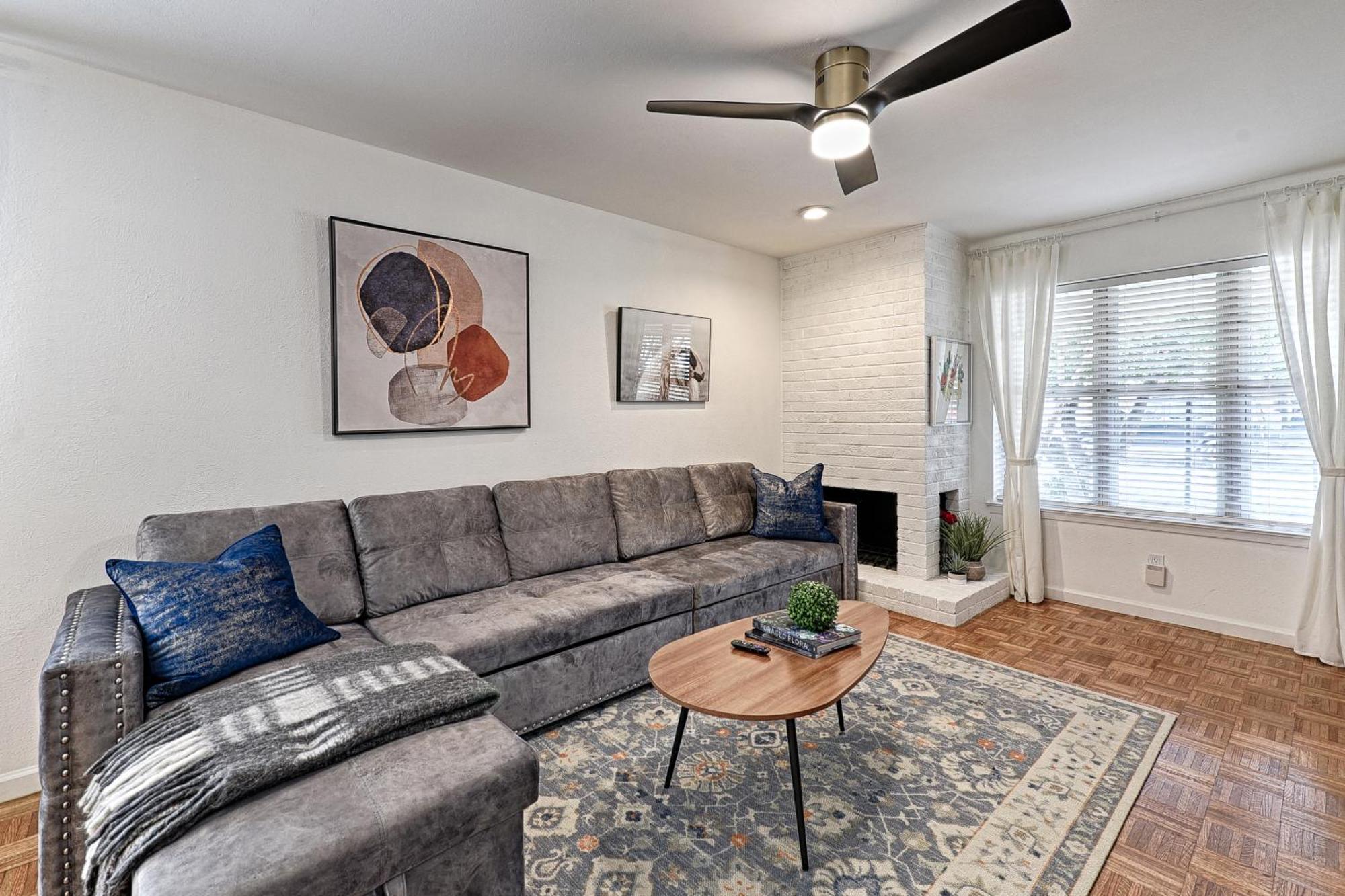 ༄entire Townhome༄2b/2ba/2parking༄ Backyard Dallas