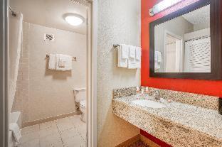 Hotel Super 8 By Wyndham Field Airport 2*