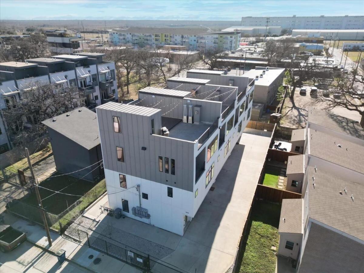 Holiday home 3-bd Luxury Living W Rooftop Garden Views Dallas