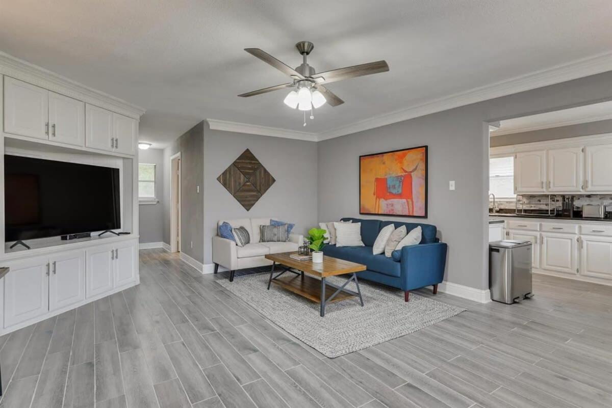 Beautiful House For Big Groups With A Cinema Holiday home Dallas