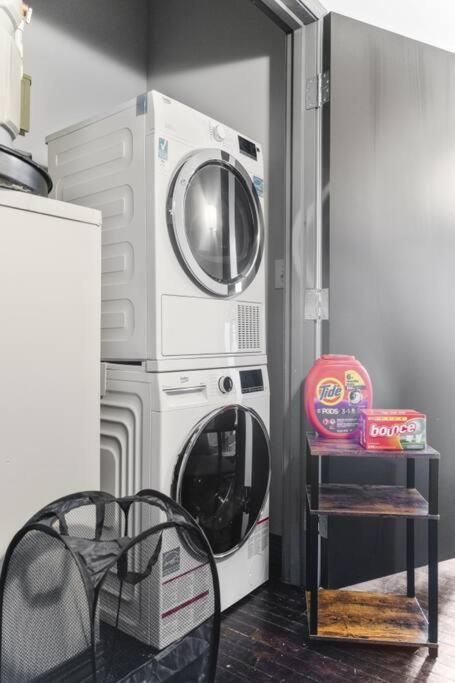 Stunning Downtown With Pool, Laundry, Parking Apartment