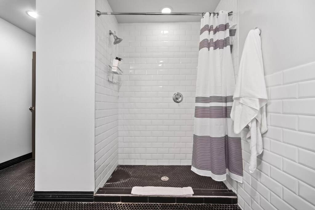 Apartment Stunning Downtown With Pool, Laundry, Parking *