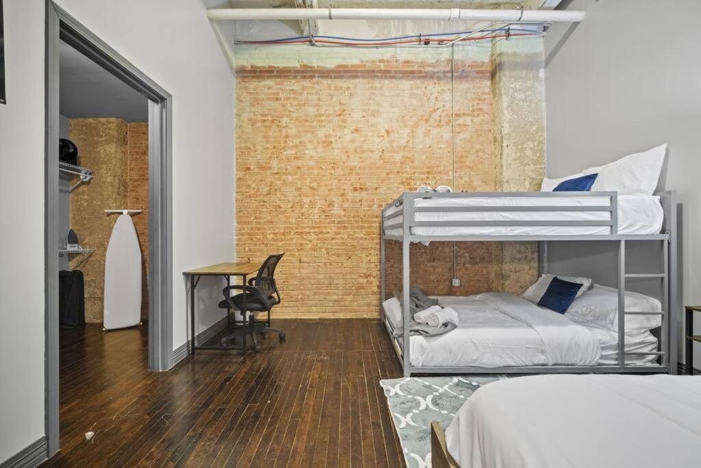 Apartment Stunning Downtown With Pool, Laundry, Parking
