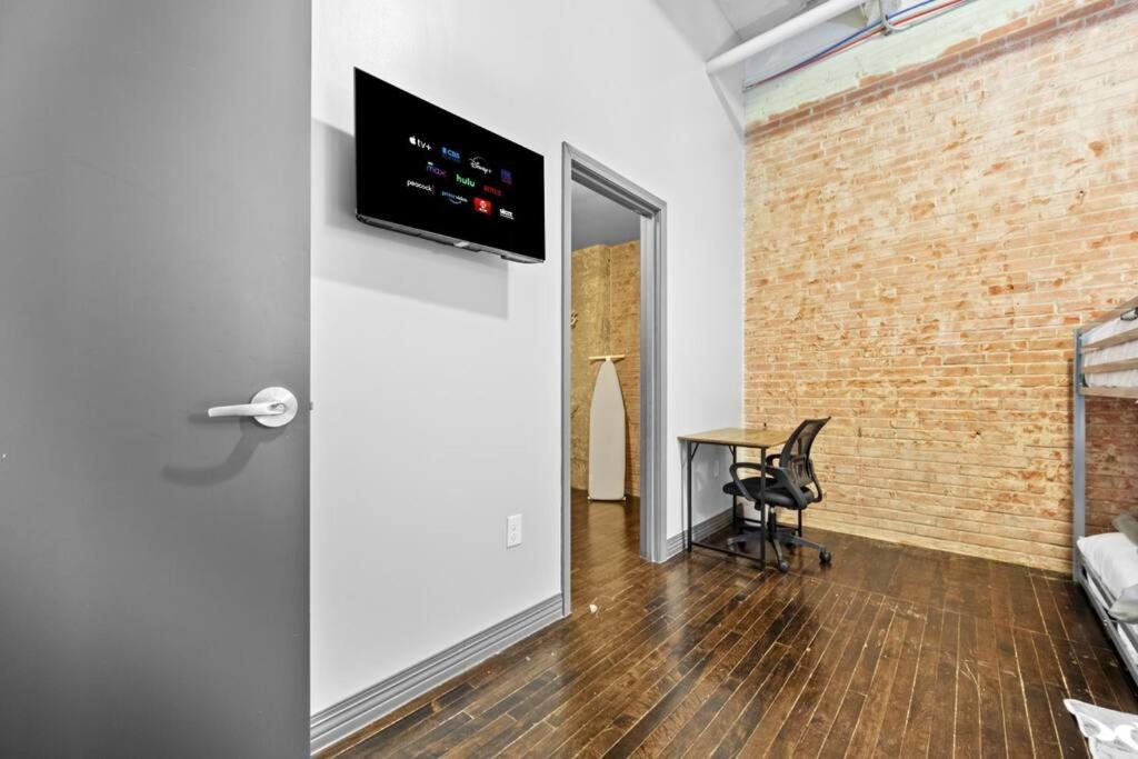 Apartment Stunning Downtown With Pool, Laundry, Parking *