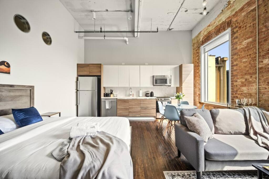 Stunning Downtown With Pool, Laundry, Parking *