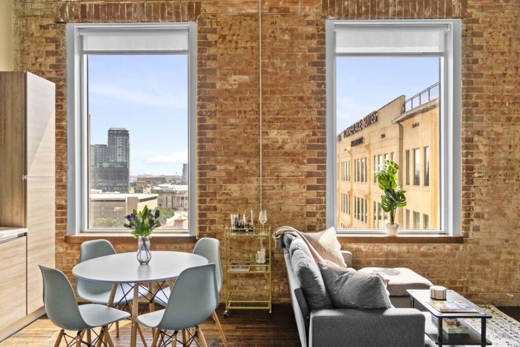 Stunning Downtown With Pool, Laundry, Parking Apartment *