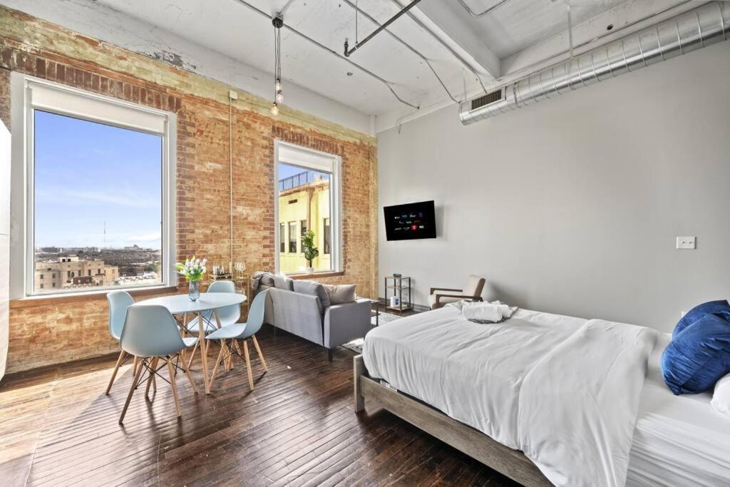 Stunning Downtown With Pool, Laundry, Parking Apartment