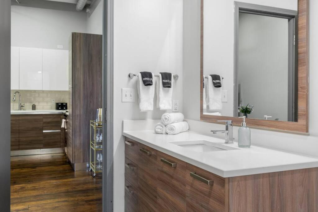 Apartment Stunning Downtown With Pool, Laundry, Parking
